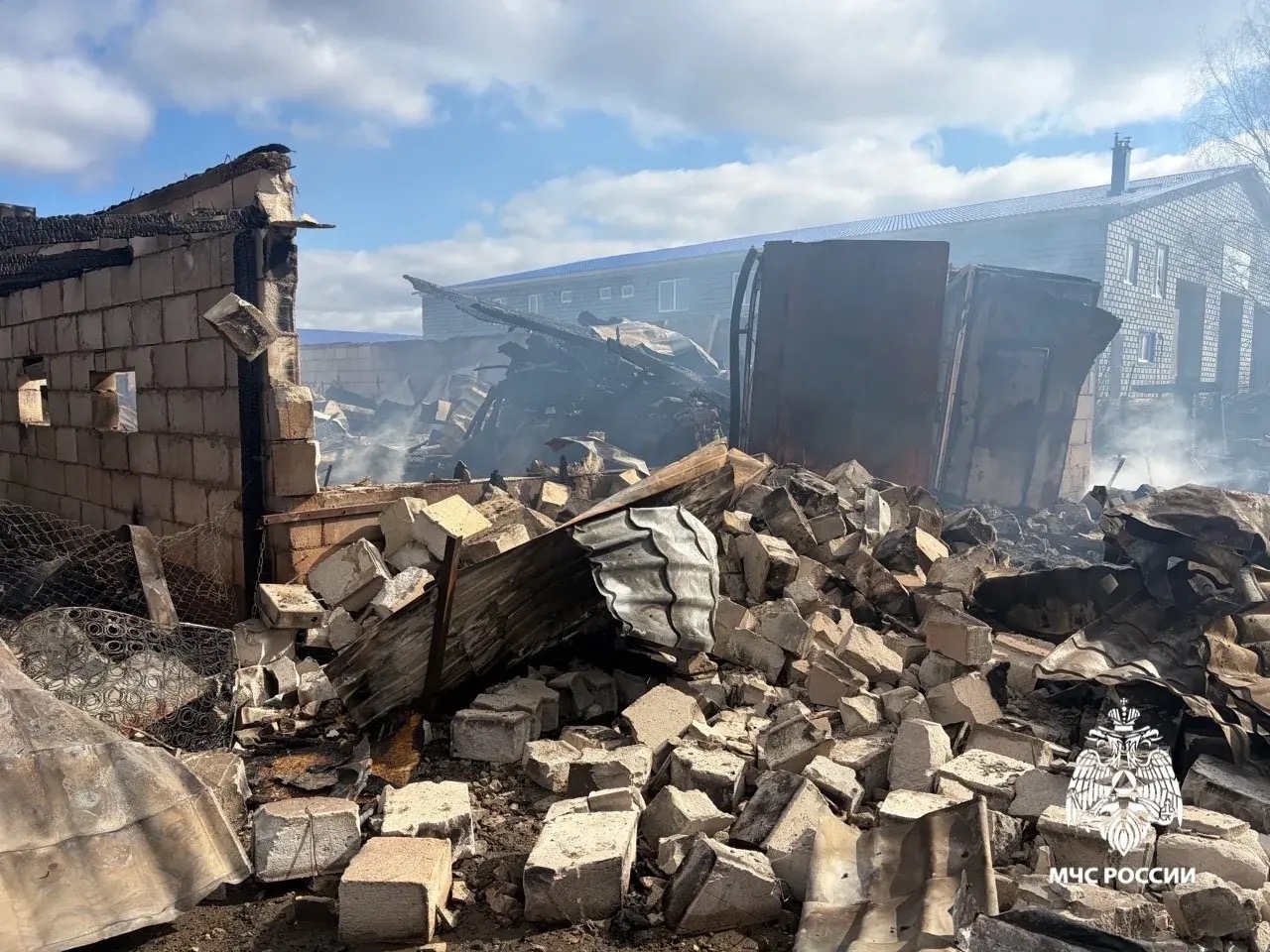 Погибли люди и животные: на ферме в Ярославской области произошел крупный пожар