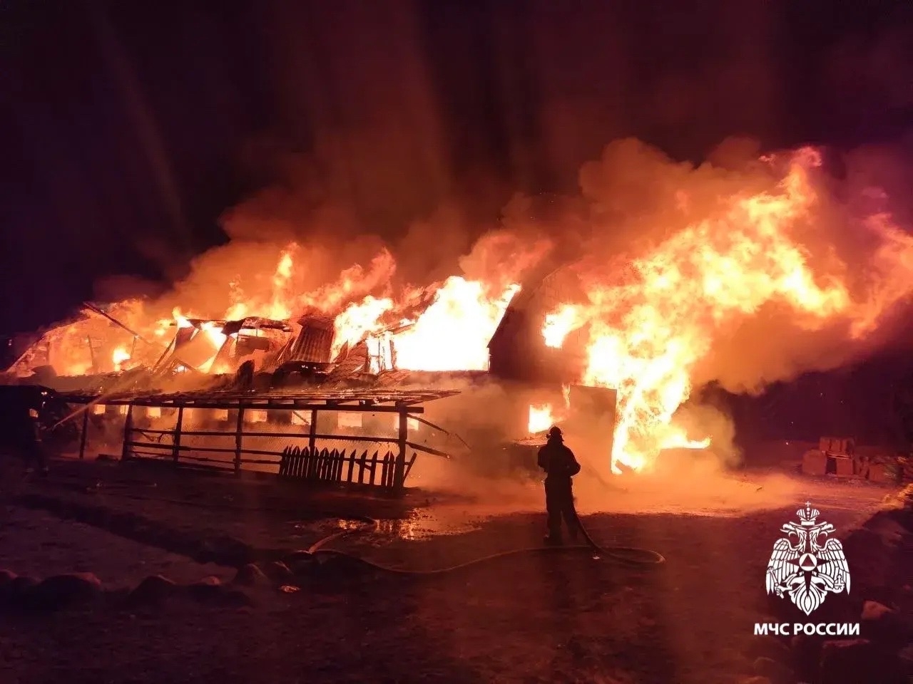 Погибли люди и животные: на ферме в Ярославской области произошел крупный пожар