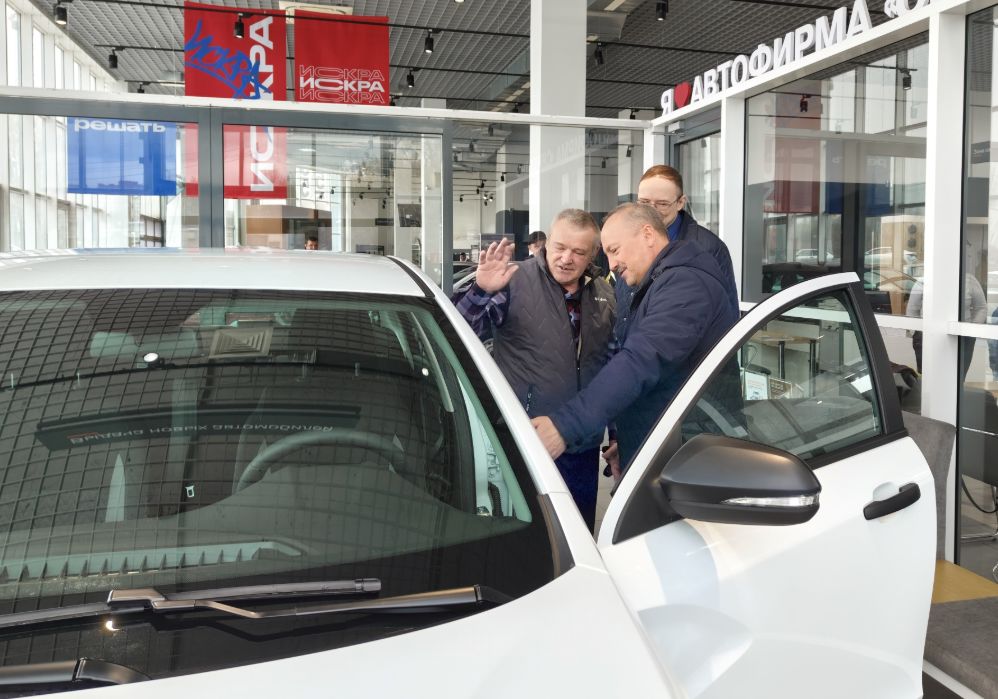Четверо пострадавших на производстве ярославцев получили новые автомобили