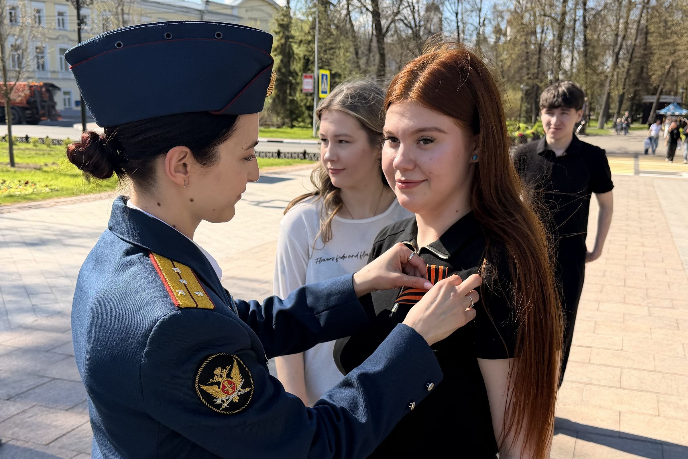 Сотрудники УФСИН по Ярославской области раздали ярославцам символы Великой Победы