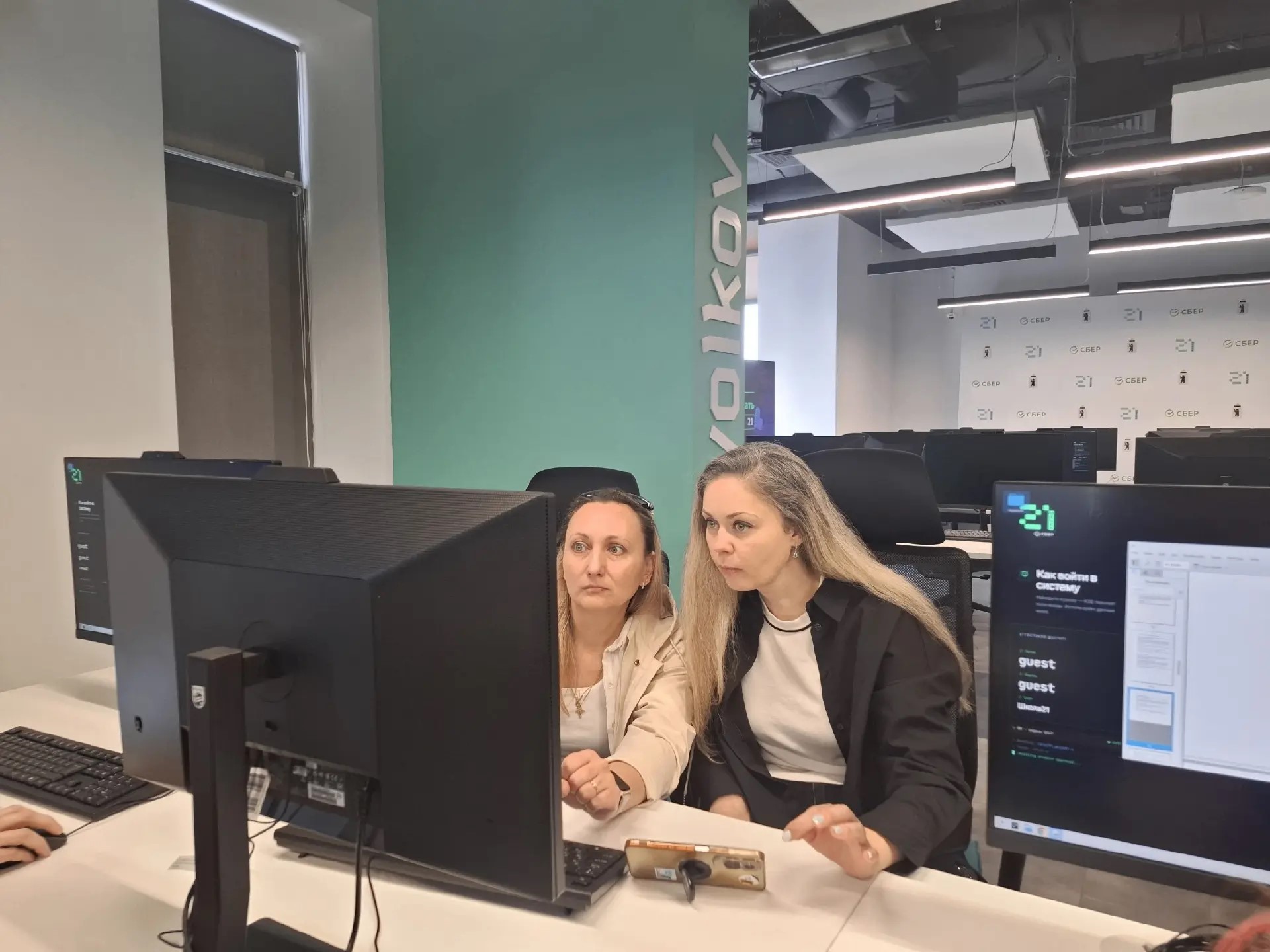 ​Участники проекта #БудьЯрче учатся создавать макеты муралов в «Школе 21»