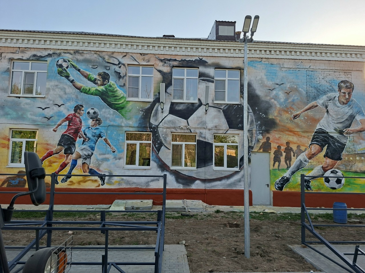 Новое граффити украсило фасад учреждения в Дзержинском районе Ярославля
