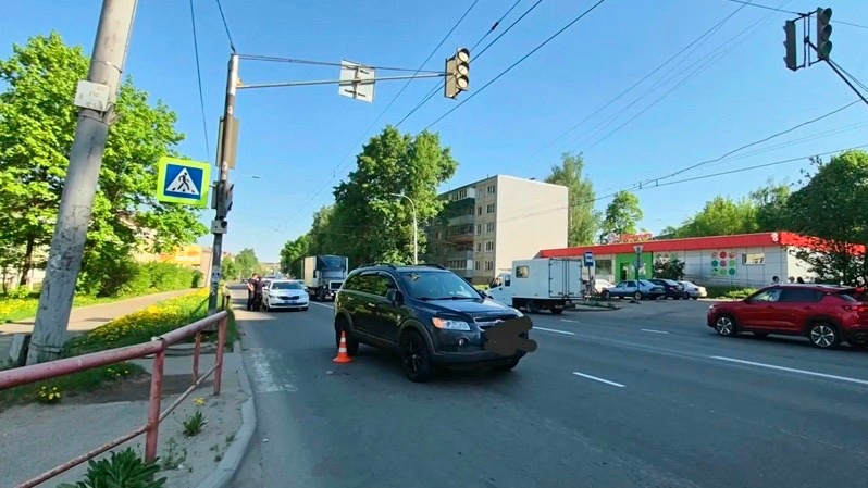 Выбежала на красный: в Рыбинске водитель иномарки сбил 13-летнюю девочку