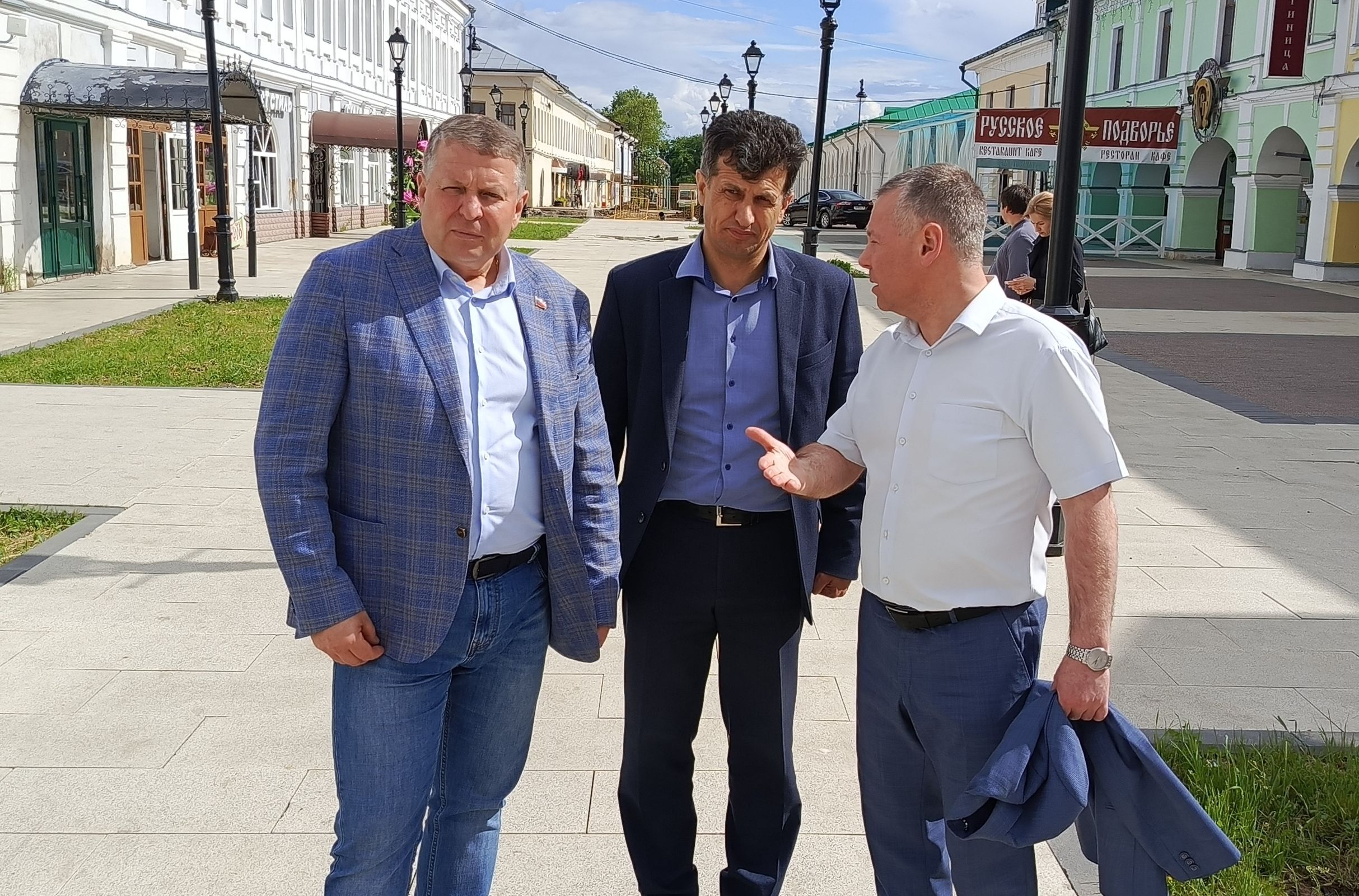 Михаил Евраев проверил ход работ по созданию пешеходного центра в Ростове Великом