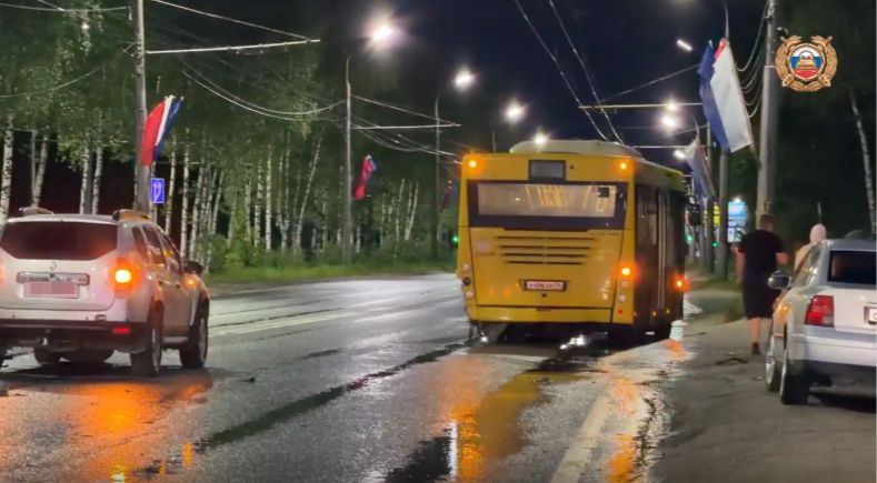 Четыре автомобиля и автобус: в результате массового ДТП в Ярославле пострадал молодой человек