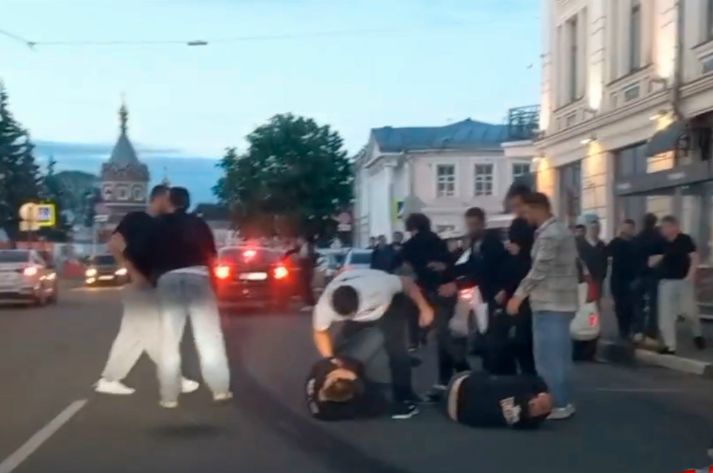 В центре Ярославля толпа жестоко избила молодых людей