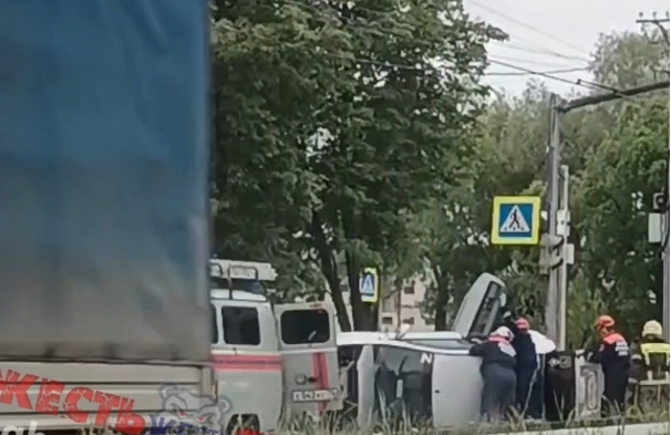В Ярославле на перекрестке перевернулась иномарка
