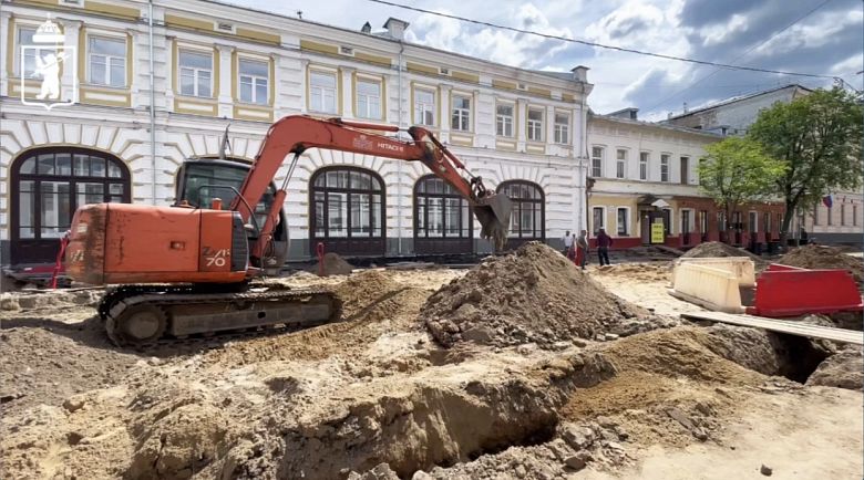 В Ярославле укладывают плитку на будущей пешеходной улице