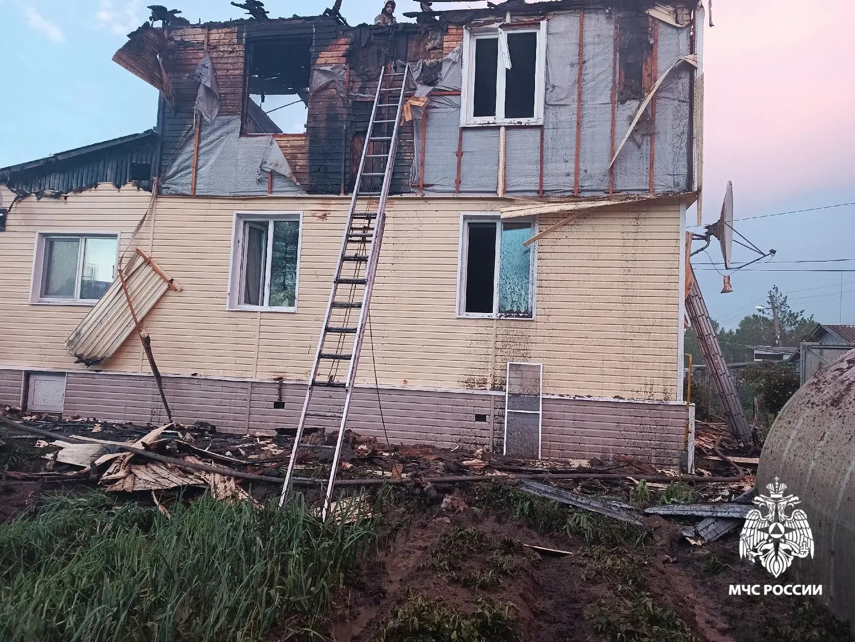 В Ярославской области из-за молнии загорелся частный дом: пострадал мужчина