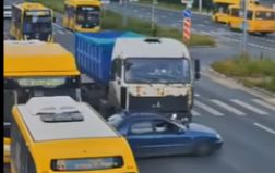 В Ярославле автомобиль зажало между автобусом и грузовиком