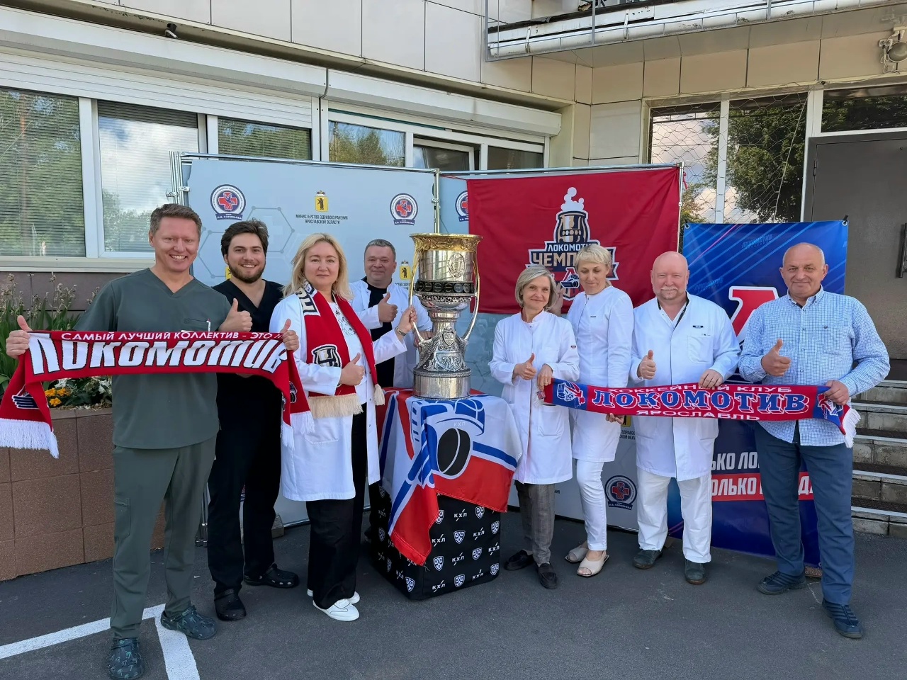 Кубок Гагарина привезли врачам Соловьевской больницы Ярославля