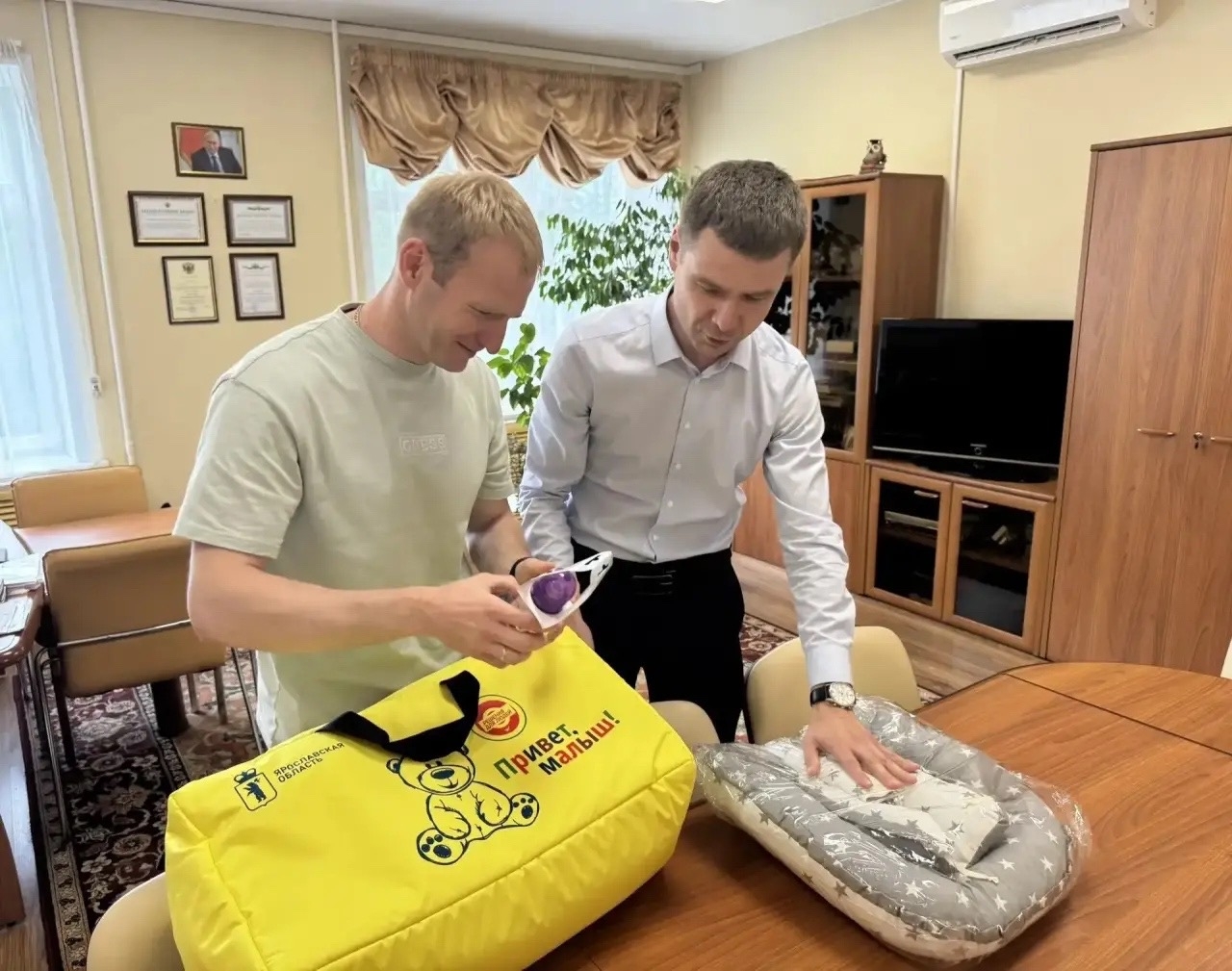 Обмен опытом и живой диалог: участник СВО знакомится с работой органов ЗАГС Ярославской области