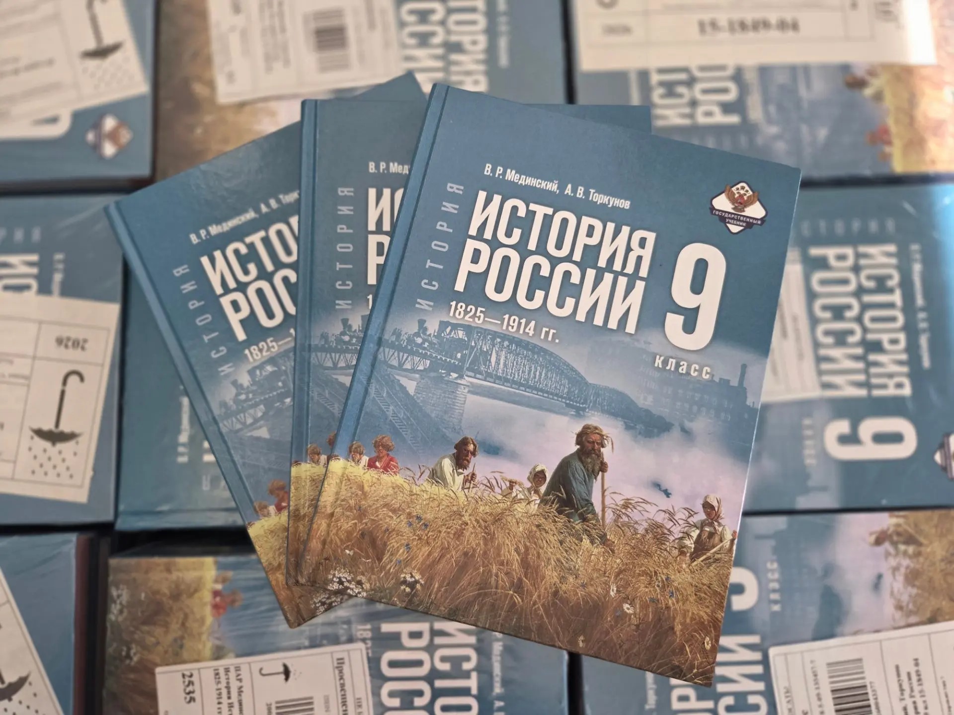 Более 60 тысяч новых учебников по истории и обществознанию поступило в Ярославскую область