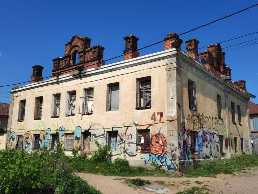 Новый собственник восстанавливает старинное здание на Тверицкой набережной в Ярославле