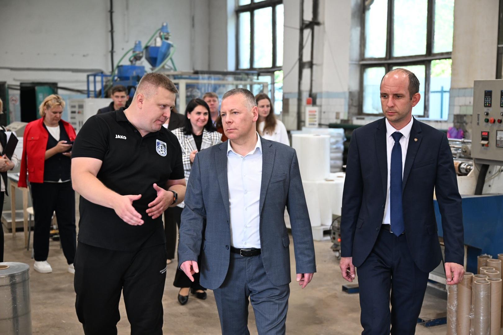 ​Михаил Евраев посетил производство упаковочной пленки в Большом Селе