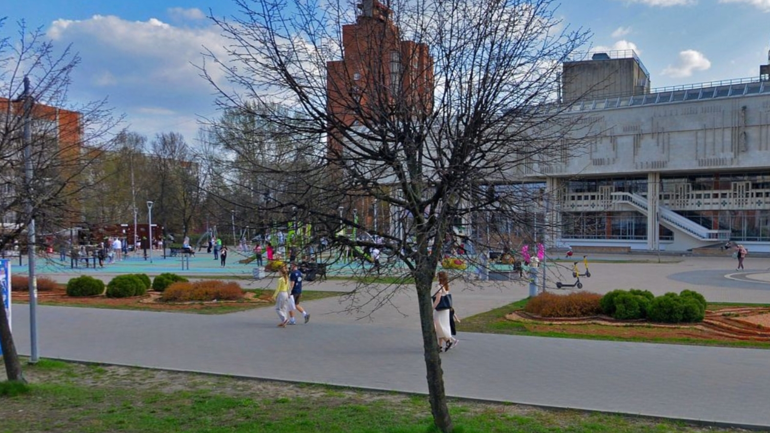 У ТЮЗа в Ярославле обустроят детскую площадку и установят парклеты
