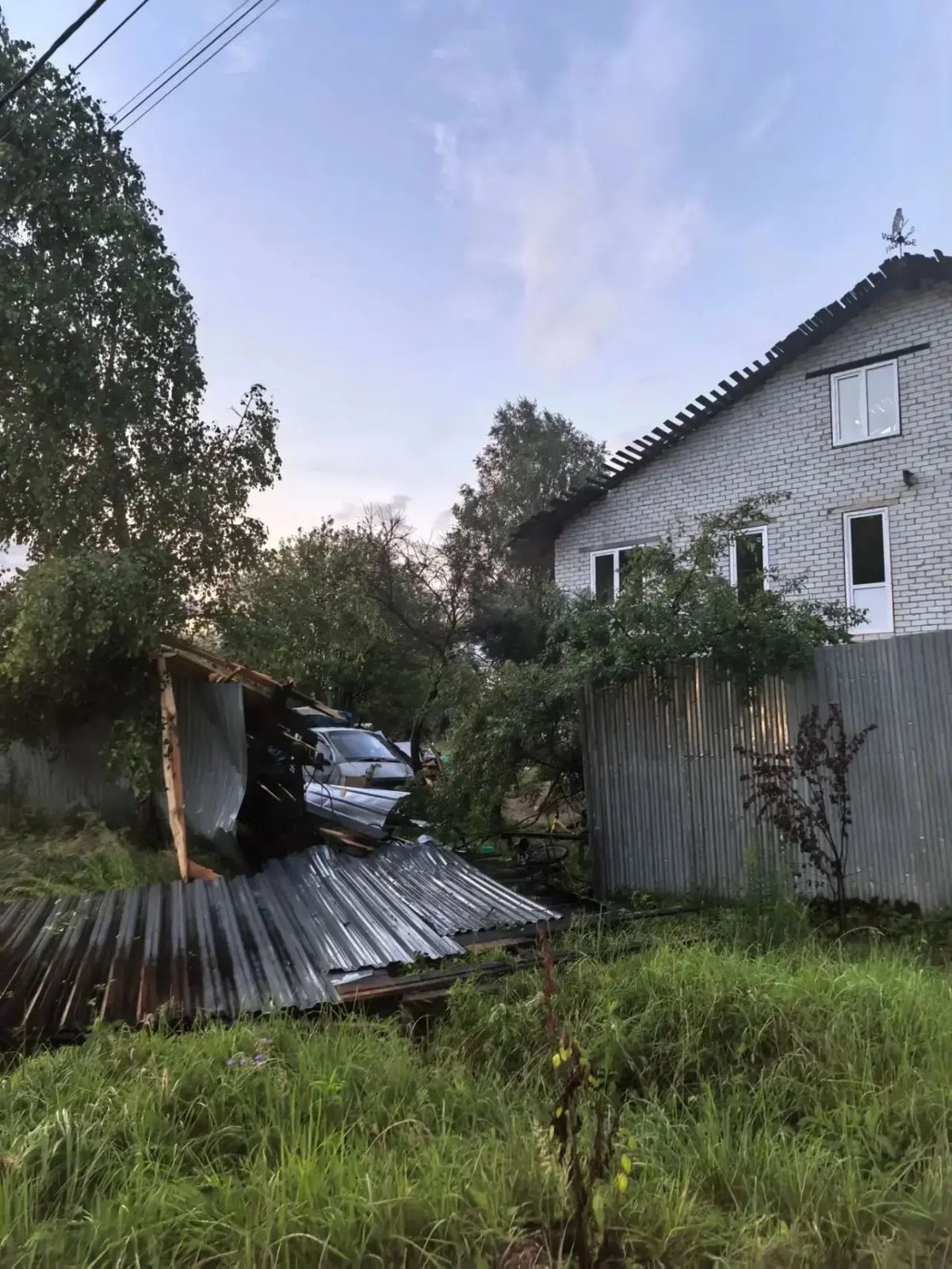 В Ярославле дом многодетной семьи остался без крыши из-за сильного ветра