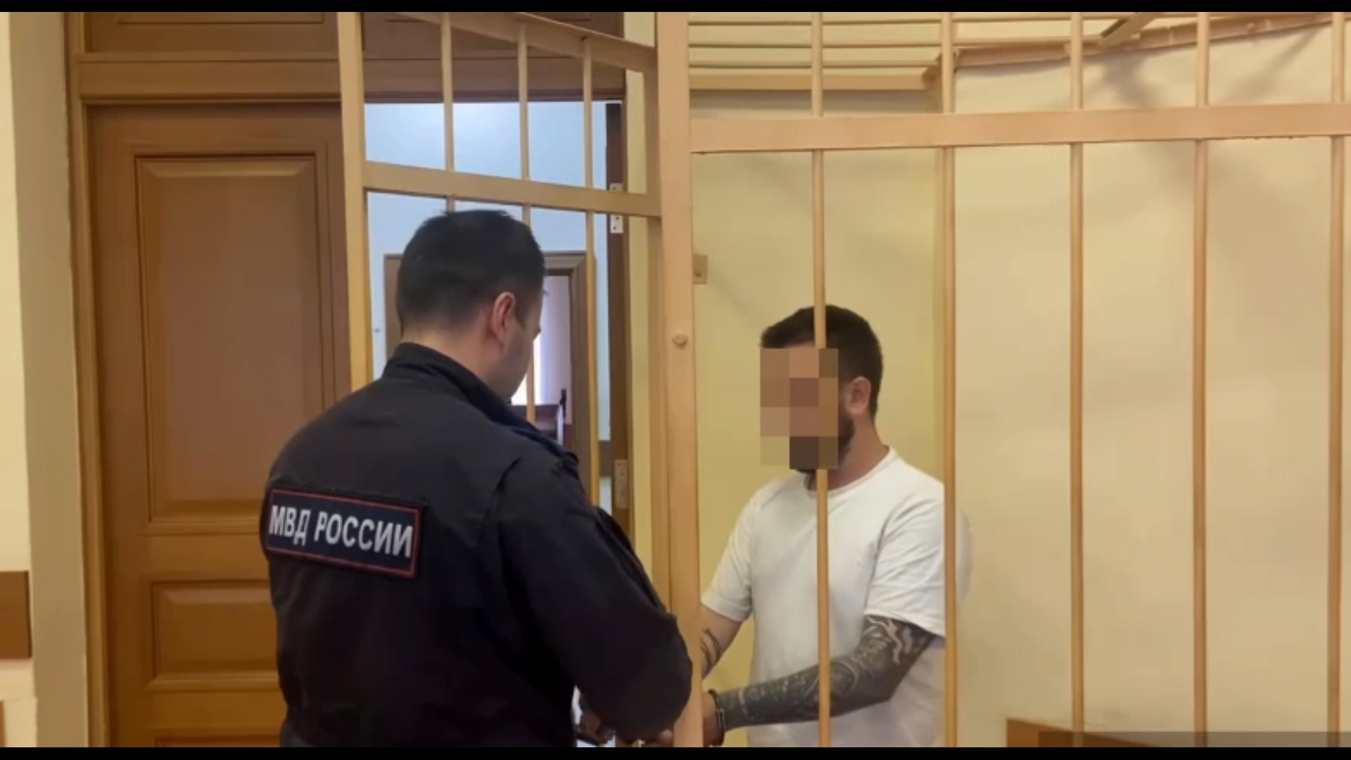 Напавшего на сотрудника ГИБДД граффитчика посадили под домашний арест
