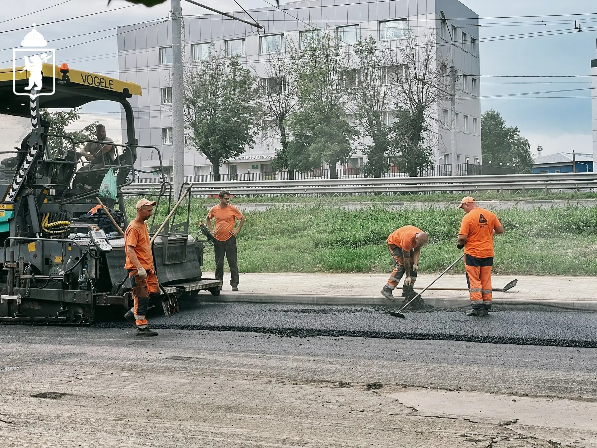 В Ярославле на дублерах Московского проспекта приступили к укладке асфальта