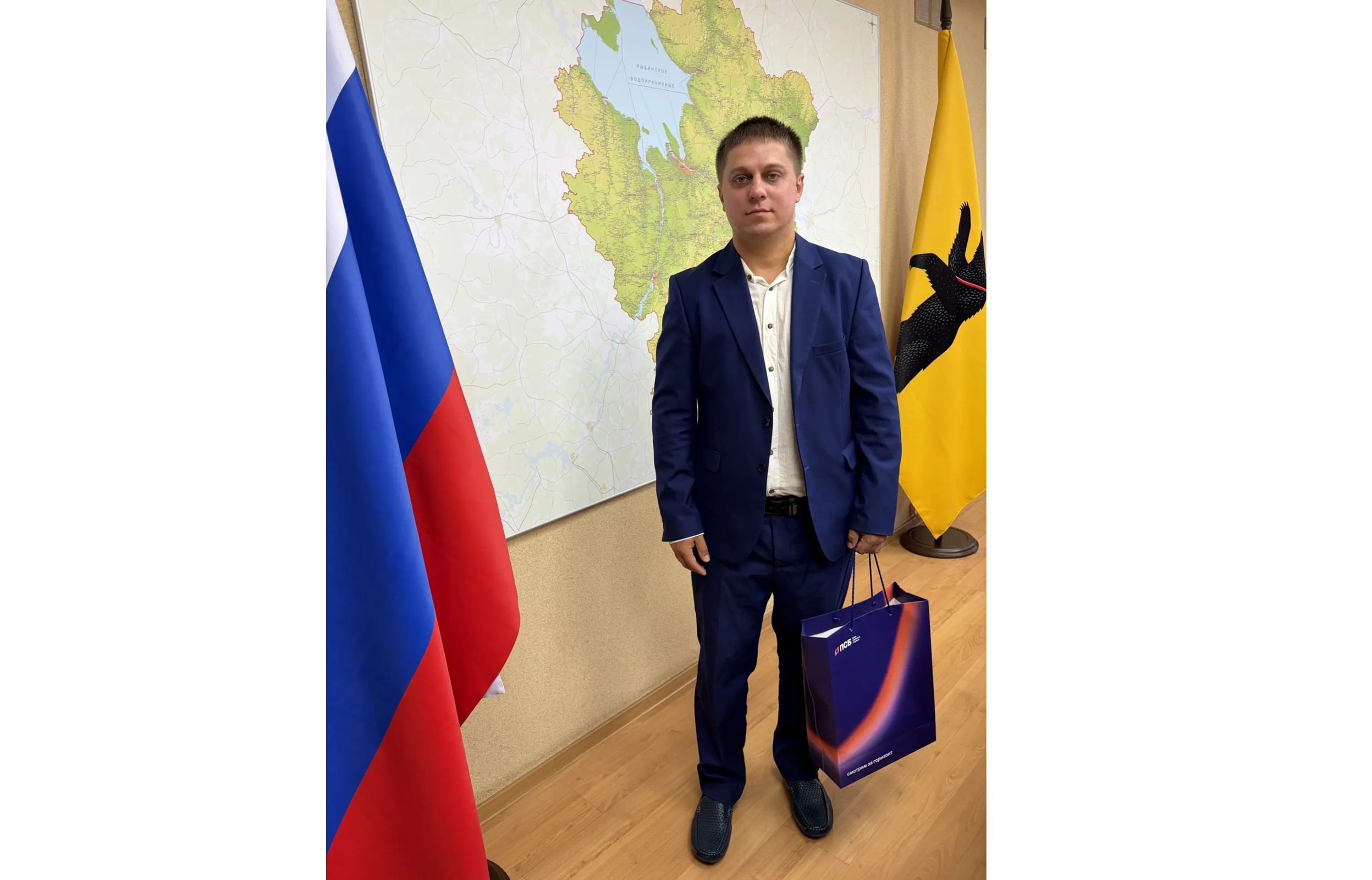 ПСБ отметил юбилейного держателя «Карты жителя Ярославской области» памятным подарком