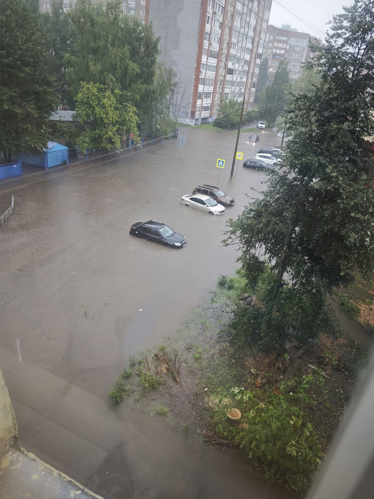 Улицы Ярославля затопило из-за сильного дождя