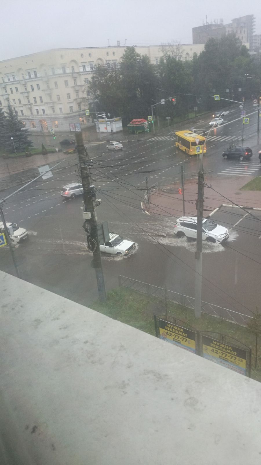 Улицы Ярославля затопило из-за сильного дождя