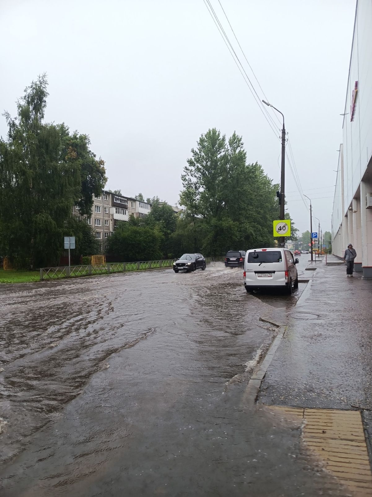 Улицы Ярославля затопило из-за сильного дождя