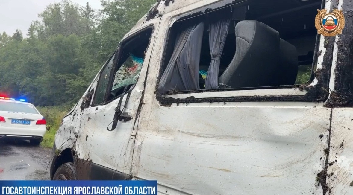В результате ДТП с туристическим автобусом в Ярославской области пострадали восемь человек