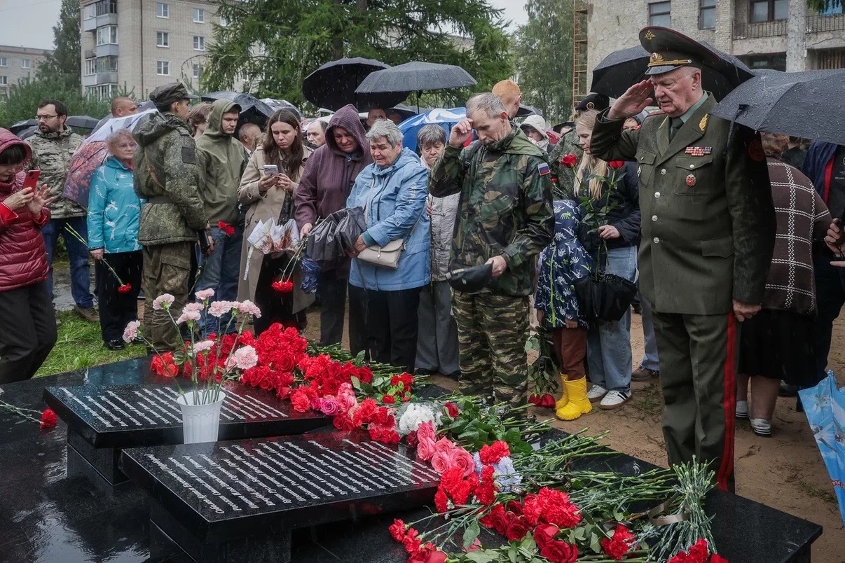 В Рыбинске Переборах открыли памятник землякам-героям