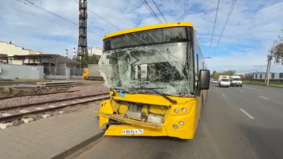 В Ярославле рейсовый автобус с пассажирами врезался в колонну грузовиков