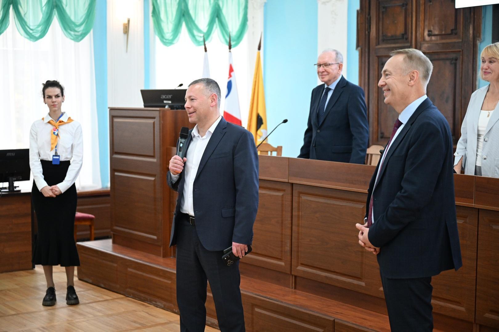 Михаил Евраев оценил готовность поликлиники на улице Гоголя и корпуса детской больницы в Ярославле