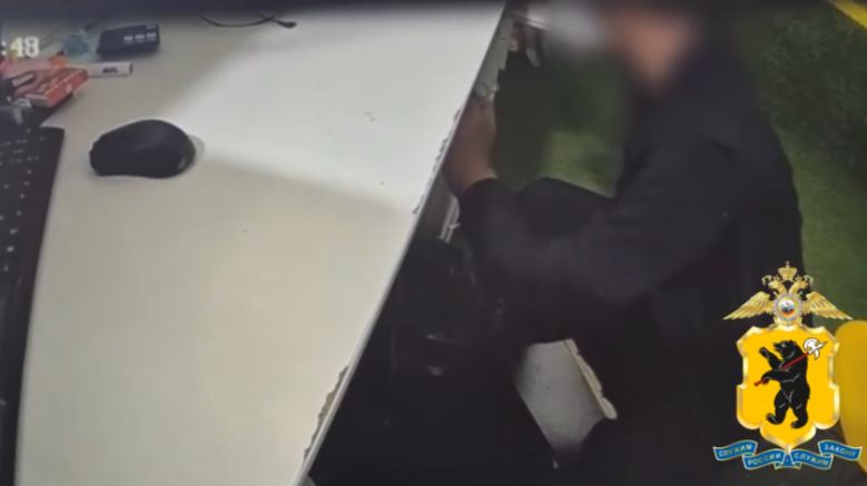В Ярославле мужчина украл сейф с деньгами и компьютер из детского центра