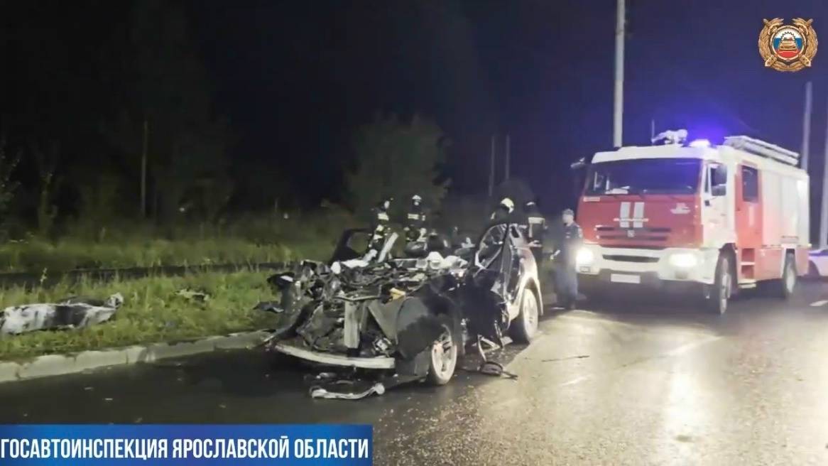 В Ярославле водитель BMW погиб, врезавшись в фуру