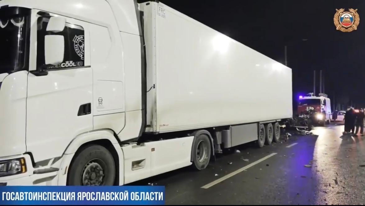 В Ярославле водитель BMW погиб, врезавшись в фуру