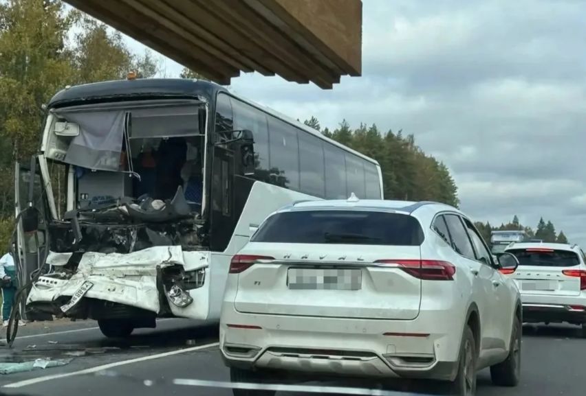 На трассе М8 в Ярославской области столкнулись два автобуса с пассажирами: есть пострадавший