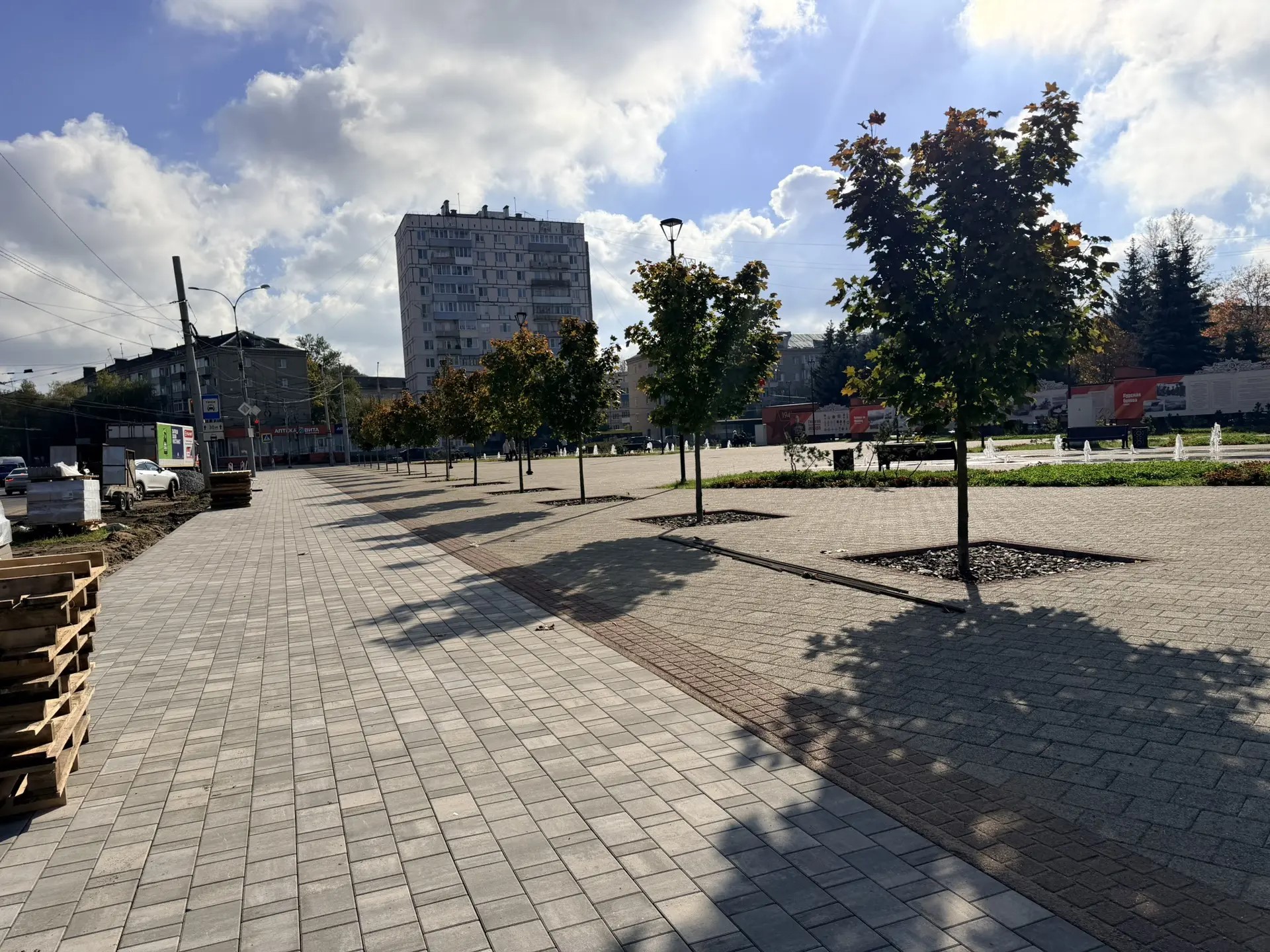 В Рыбинске обустраивают новый тротуар по периметру площади Маршала Жукова