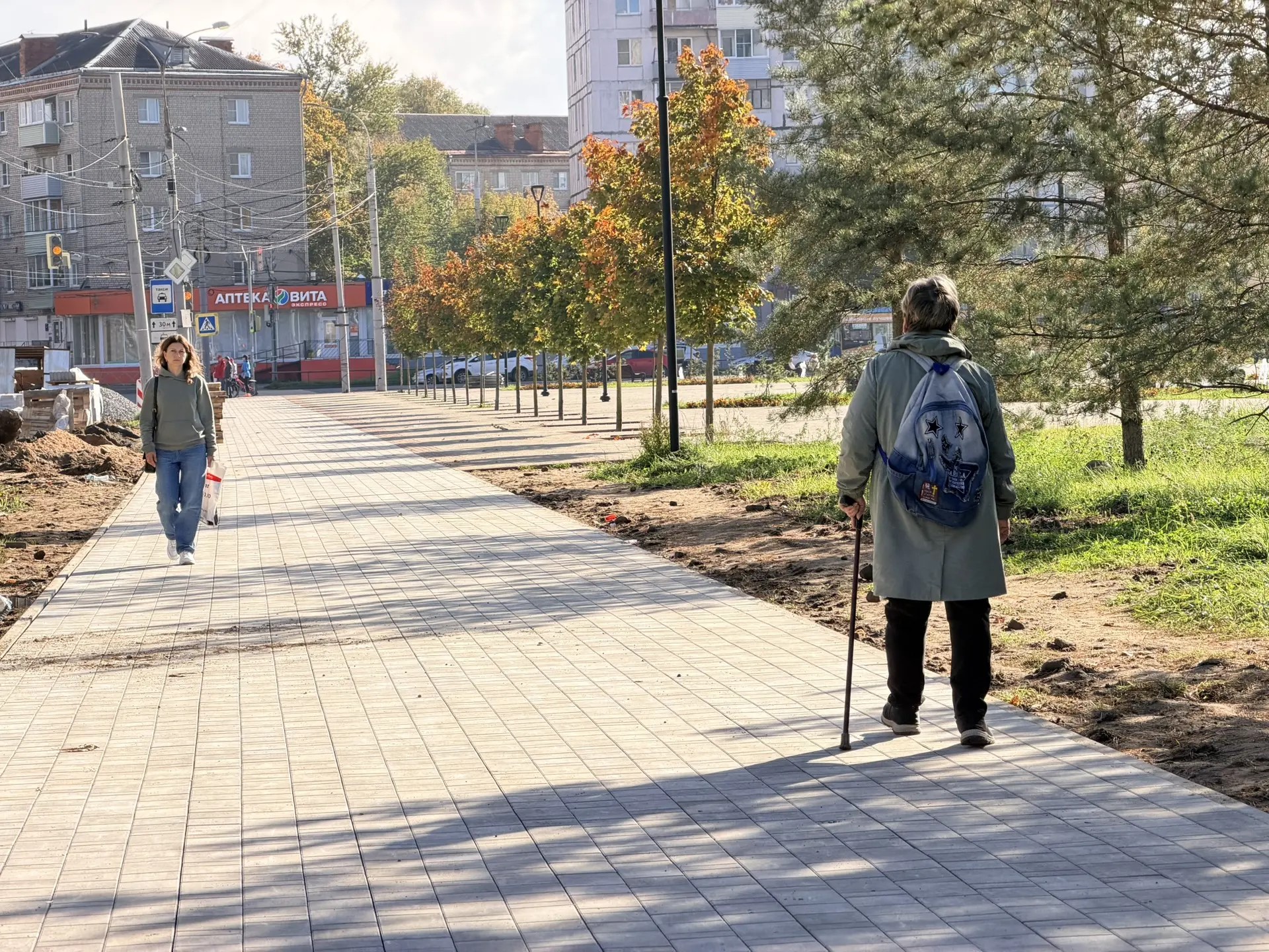 В Рыбинске обустраивают новый тротуар по периметру площади Маршала Жукова