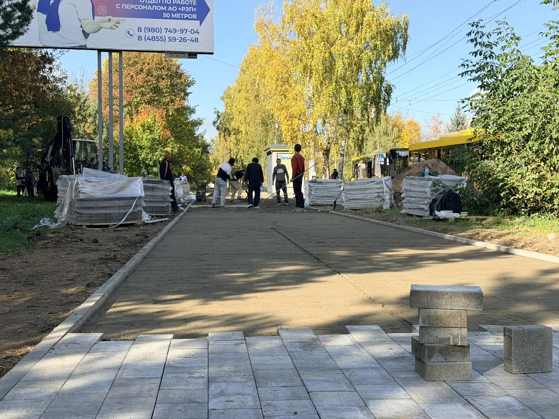 В Рыбинске обустраивают новый тротуар по периметру площади Маршала Жукова