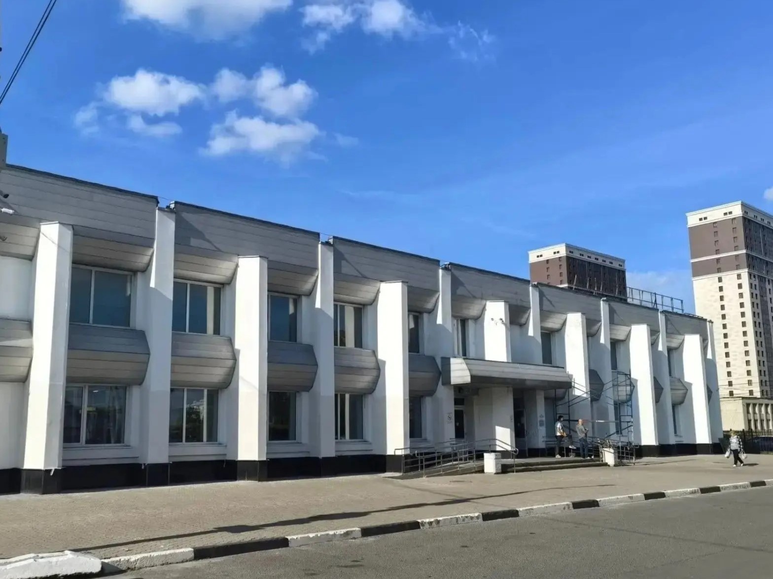 Завершается капитальный ремонт фасада автостанции в Большом Селе Ярославской области