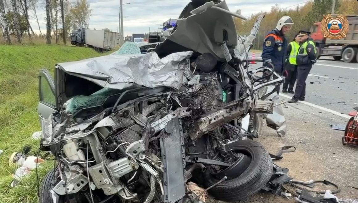 В результате ДТП на трассе М8 в Ярославской области погибли водитель и пассажирка иномарки