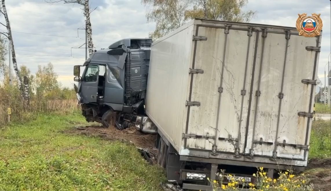 В результате ДТП на трассе М8 в Ярославской области погибли водитель и пассажирка иномарки