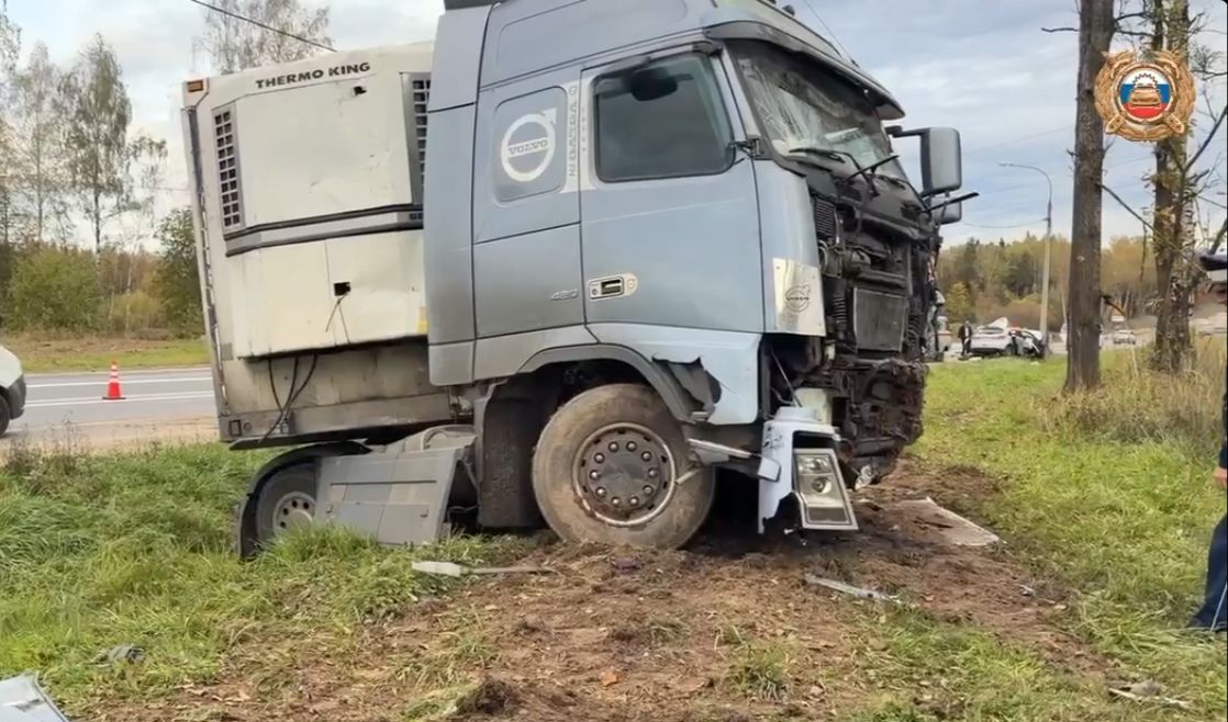 В результате ДТП на трассе М8 в Ярославской области погибли водитель и пассажирка иномарки