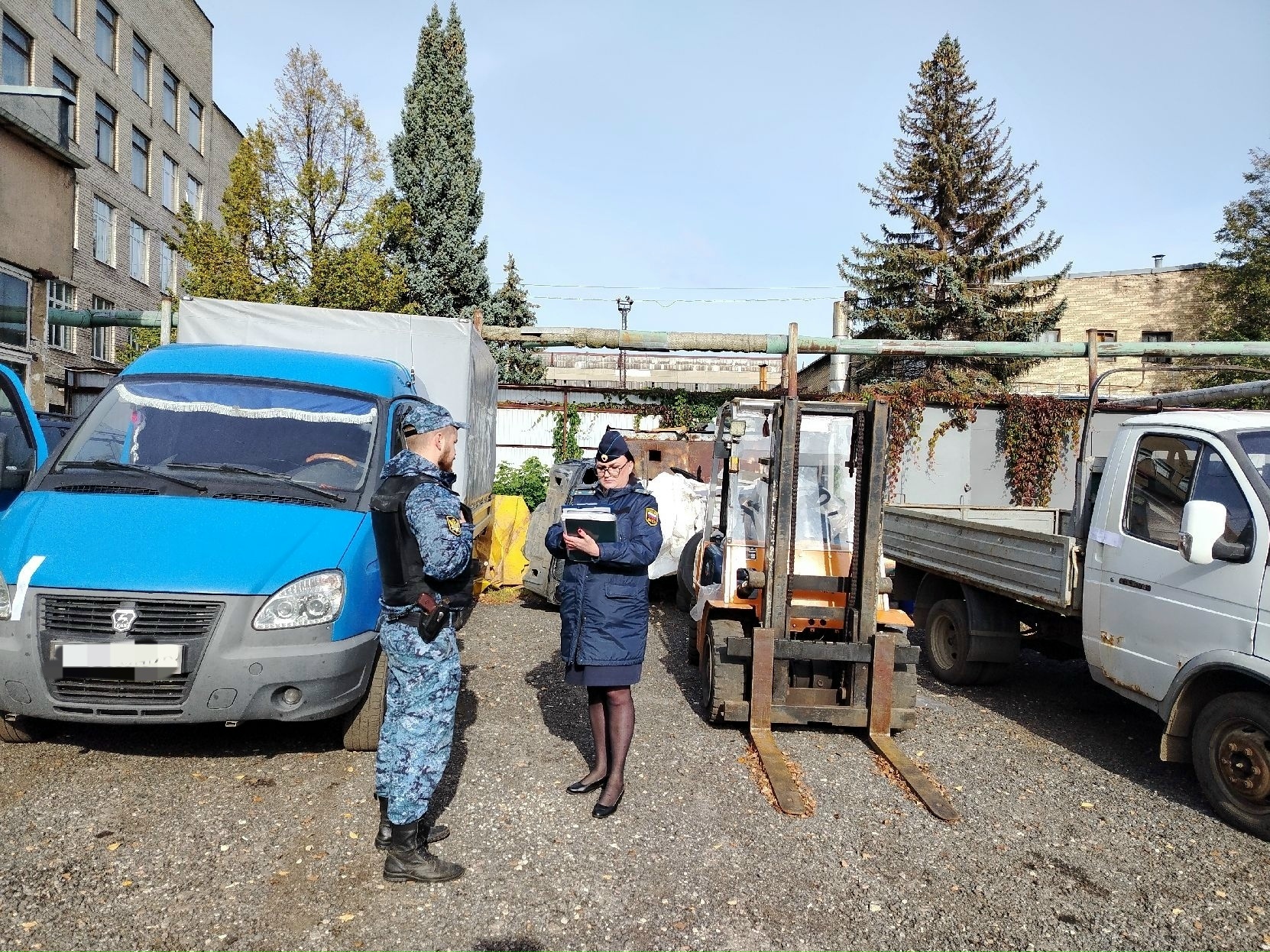 У ярославского завода из-за долга арестовали 12 машин, 4 квартиры и 2 яхты
