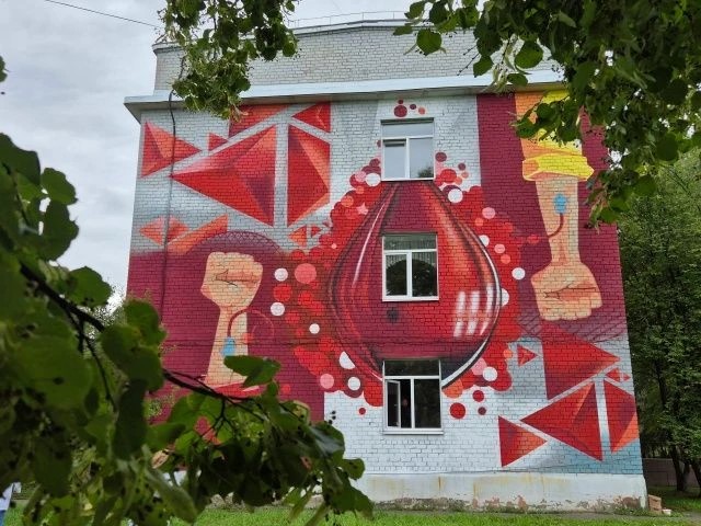 ​Сказочные персонажи украсили фасад детского корпуса туберкулезной больницы в Ярославле