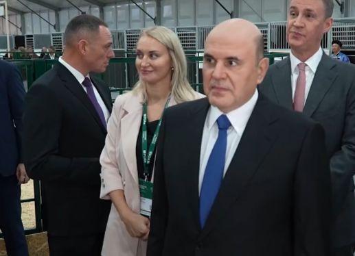 Михаил Мишустин оценил коров ярославской породы на выставке «Золотая осень – 2026»