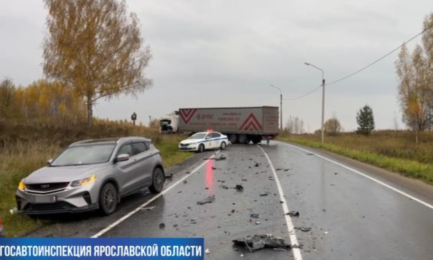В результате ДТП с фурой в Ярославской области погиб водитель легковушки