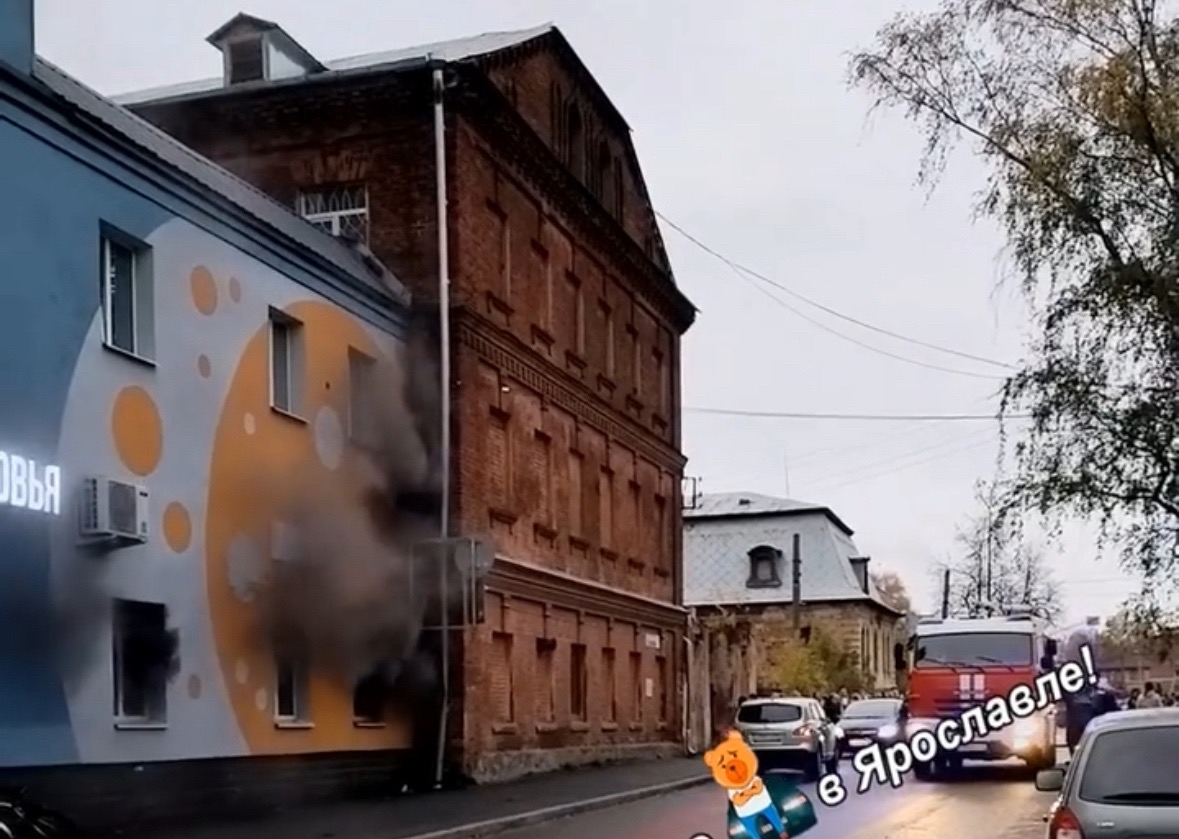 В Ярославле потушили пожар в спортивном центре на Перекопе