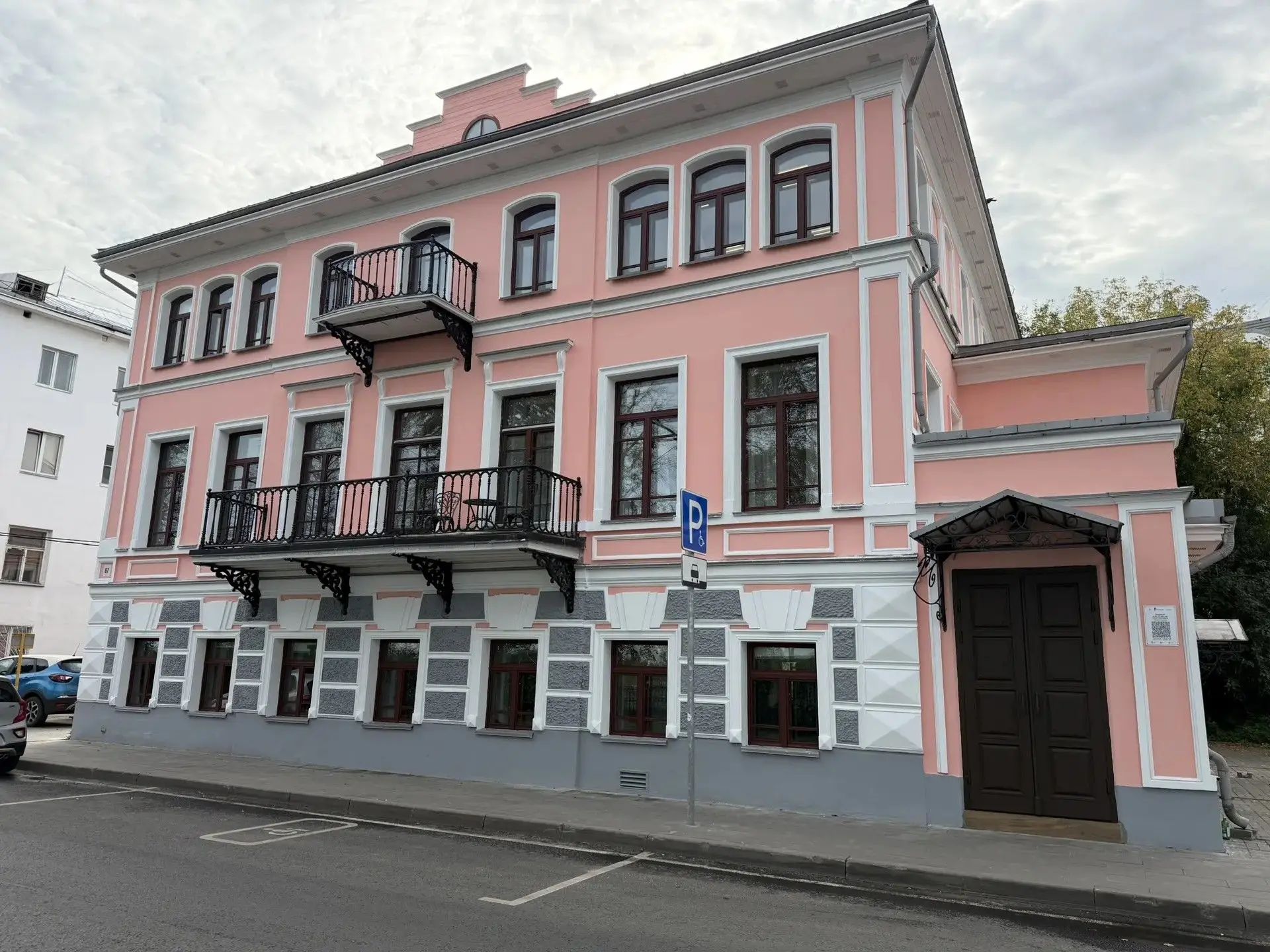 В Ярославле восстановили фасад главного дома усадьбы Тихомировых на Волжской набережной