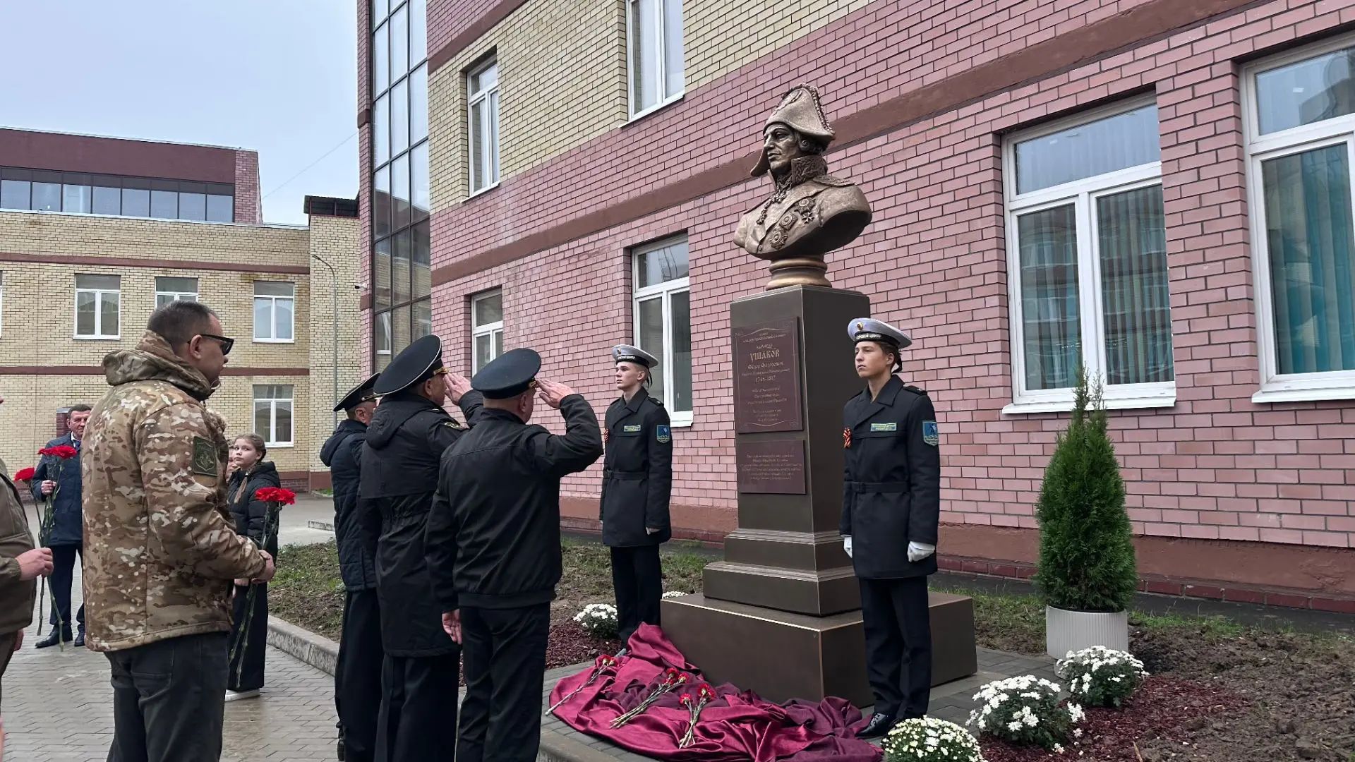 В Ярославле открыли бюст Федора Ушакова и мурал в честь флотоводца