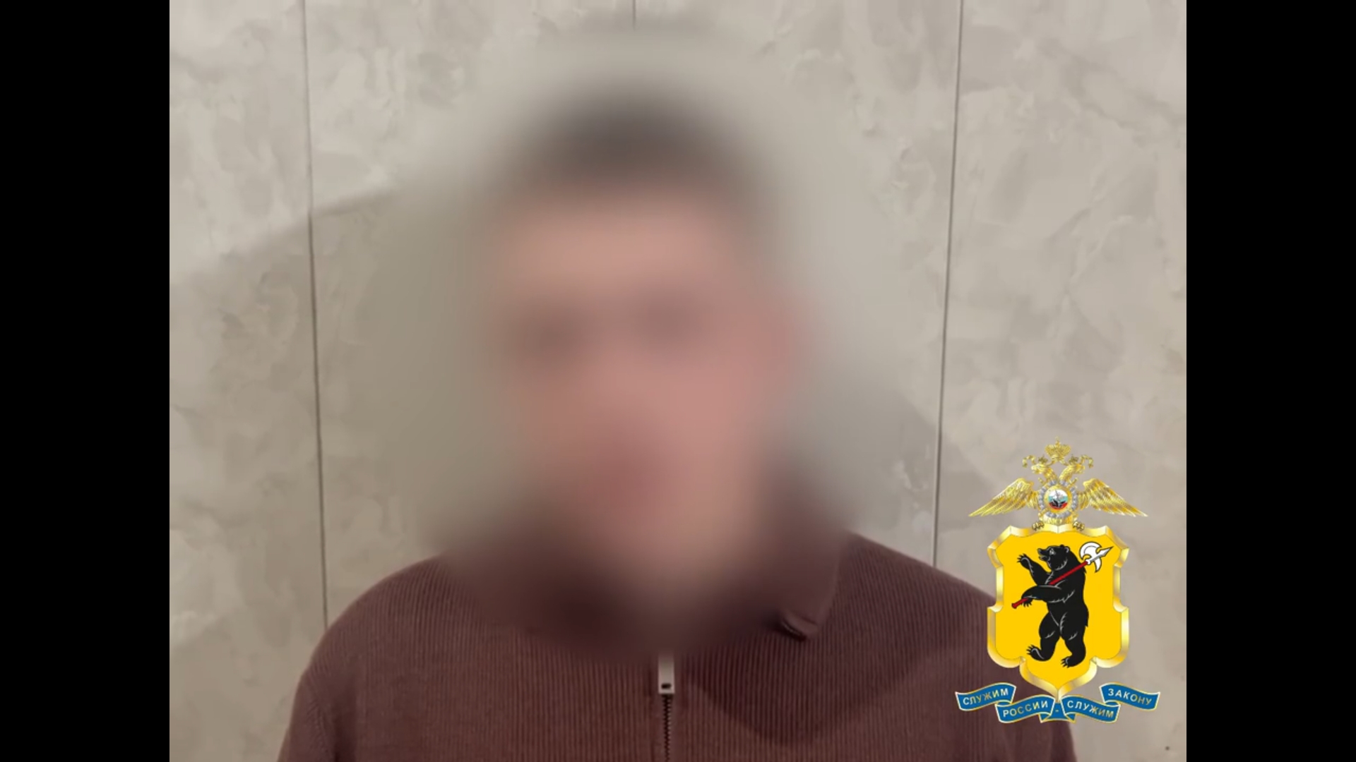 В Ярославле установили одного из вандалов, разрисовавшего арку дома на улице Комсомольской